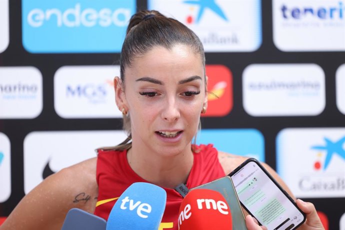Mariona Ortiz conversa com a imprensa durante o Dia da Imprensa da Seleção Espanhola Feminina de Basquete, no Centro Esportivo Municipal Triângulo de Ouro, em 12 de agosto de 2026, em Madri, Espanha.