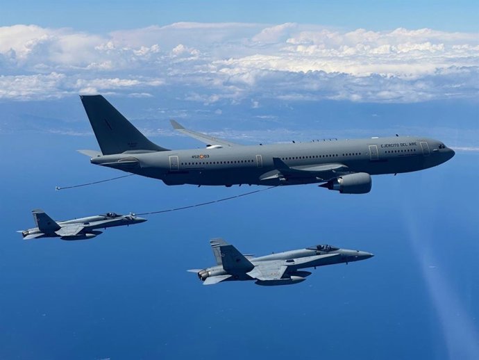 Archivo - Tres F-18 del Ala 46 realizan su primer reabastecimiento en vuelo con el nuevo A330 MRTT del Ejército del Aire y del Espacio