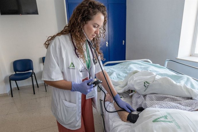 Una profesional del Hospital de Jaén atiende a un paciente.