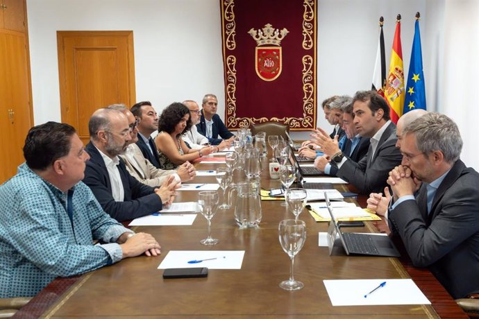 El vicepresidente primero y ministro de Economía, Comercio y Empresa, Carlos Cuerpo, se reúne con el tejido productivo de Ceuta.
