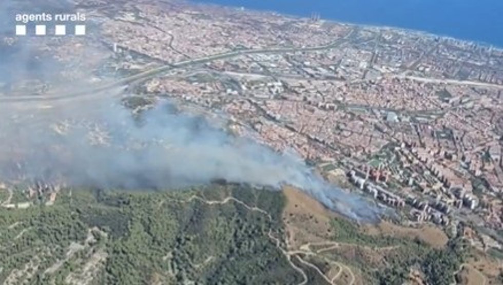 Imagen del incendio en Collserola sobre las 16 horas