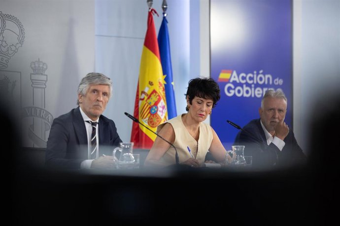 (I-D) El ministro del Interior, Fernando Grande-Marlaska, la portavoz del Gobierno y ministra de Inclusión, Seguridad Social y Migraciones, Elma Saiz, y el ministro de Política Territorial y Memoria Democrática, Ángel Víctor Torres, durante la rueda de pr