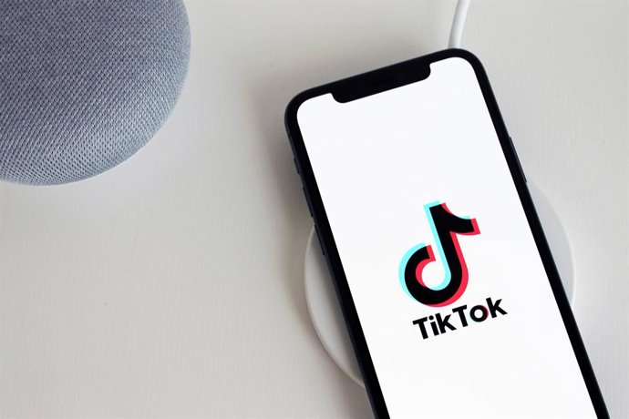 Archivo - Móvil con imagen de la red social TikTok.