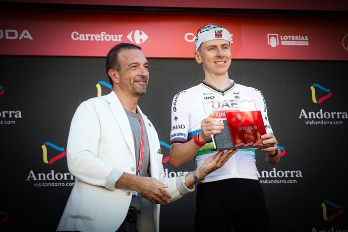 El ministre Jordi Torres amb el ciclista Tadej Pogacar.
