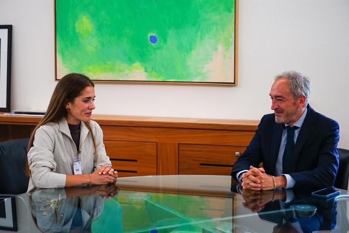 El consejero de Cultura, Turismo y Deporte, Alberto Díaz Pico, recibe a la atleta palentina Marta García Alonso, que se alzó con la medalla de plata en la final de los 5.000 metros femeninos en los Campeonatos de Europa