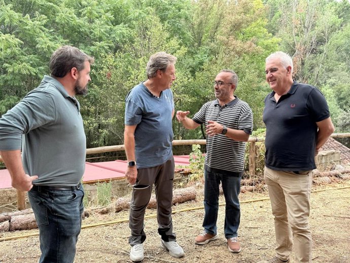 El presidente de la Diputación de Cáceres, Miguel Ángel Morales, durante su visita a Hernán Pérez.