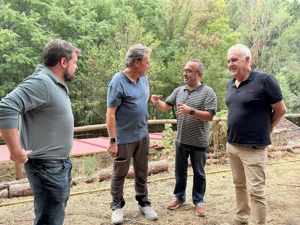 El presidente de la Diputación de Cáceres, Miguel Ángel Morales, durante su visita a Hernán Pérez.