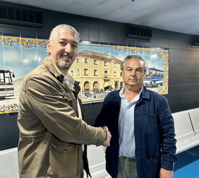 El Consejero Delegado De La Sociedad De Infraestructuras Del Ayuntamiento De Talavera De La Reina, Gerardo Sánchez, Con Juan Carlos García, Representante Delegado De Samar En Talavera.