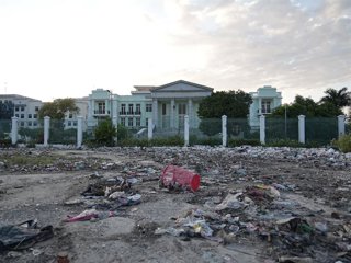 Archivo - Montañas de basura frente a la entrada del Tribunal de Casación en Puerto Príncipe, la capital de Haití