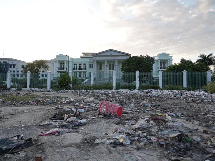 Archivo - Montañas de basura frente a la entrada del Tribunal de Casación en Puerto Príncipe, la capital de Haití