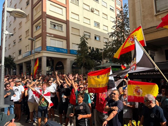 Centenares de ceutíes marchan contra la gestión del Gobierno de la crisis migratoria