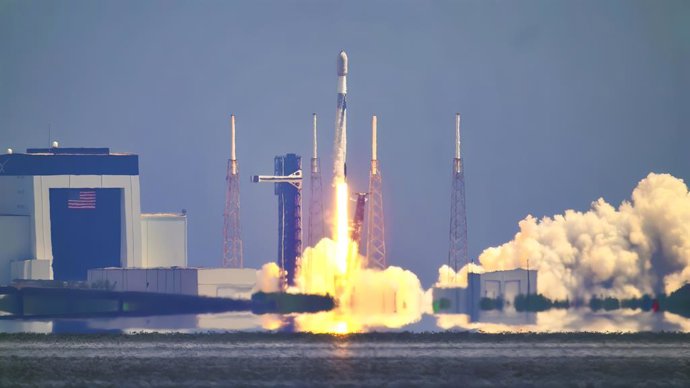 21 de agosto de 2026, Merritt Island, Flórida, EUA: Um foguete Falcon 9 da SpaceX, transportando 29 satélites Starlink, decola do Complexo de Lançamento Espacial 40 na Estação da Força Espacial de Cabo Canaveral, na Flórida, às 11h14 (horário da costa les