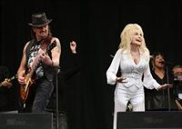 Trump decreta que la bandera ondee a media asta durante una semana en todo el país por la muerte de Dolly Parton