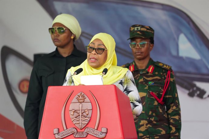 Archivo - KIGOMA, July 20, 2026  -- Tanzanian President Samia Suluhu Hassan delivers a speech at the groundbreaking ceremony of the Chinese-built sixth section of the Standard Gauge Railway (SGR), connecting Tabora to Kigoma, in Kigoma, Tanzania, July 20,