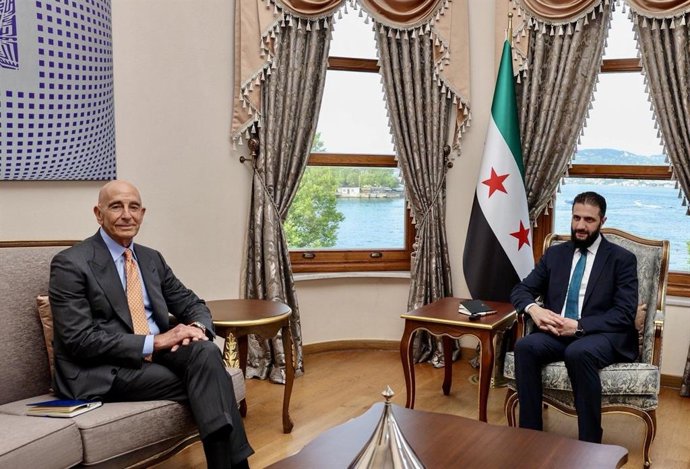 Archivo - El enviado de Trump para Siria, Tom Barrack (izq.) y el presidente de Siria, Ahmed al Shara, reunidos en Turquía en 2025