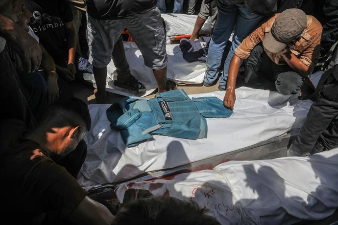 Archivo - Palestinos lloran la muerte de periodistas asesinados en un ataque israelí contra el Hospital Nasser en Jan Younis, en la Franja de Gaza