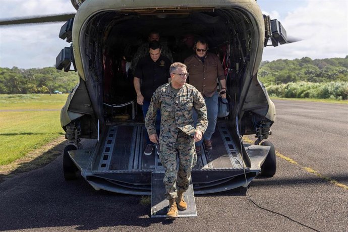 Archivo - April 1, 2026, Toro Point, Colon, Panama: U.S. Marine Corps Gen. Francis L. Donovan, commander of U.S. Southern Command, center, steps off a U.S Army CH-47 Chinook helicopter on arrival to Base Aeronaval Cristóbal Colón, March 31, 2026, in Toro 