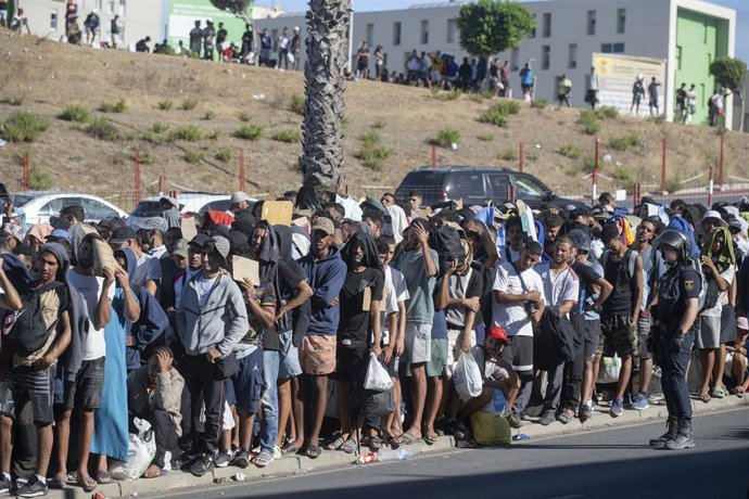 Migrantes esperan en una cola, a 24 de agosto de 2026, en Ceuta (España). La ONG Accem atiende en estos momentos a 1.100 migrantes en el dispositivo de acogida temporal de Loma Margarita, en Ceuta, un espacio que gestiona la entidad y que cuenta con sus p