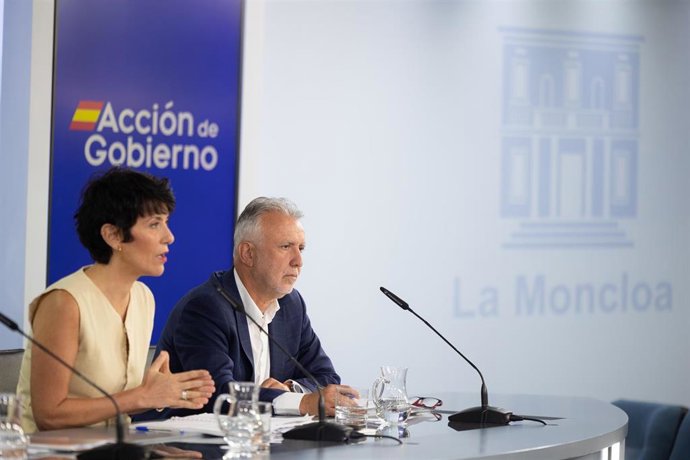 La portavoz del Gobierno y ministra de Inclusión, Seguridad Social y Migraciones, Elma Saiz, y el ministro de Política Territorial y Memoria Democrática, Ángel Víctor Torres, durante la rueda de prensa tras el Consejo de Ministros, a 25 de agosto de 2026,