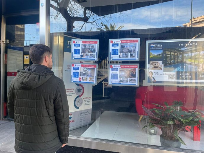 Archivo - Un hombre mirando pisos en venta en una inmobiliaria