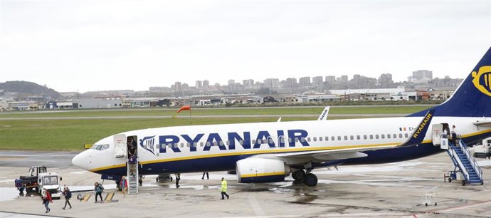 Archivo - Avión de Ryanair en el Seve Ballesteros