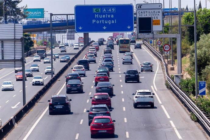 Archivo - Tráfico intenso en las primeras horas en la salida de Sevilla hacia las costas 
