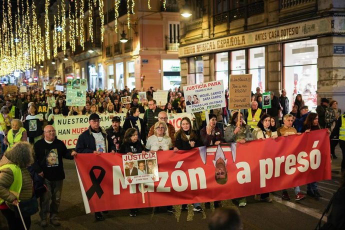 Archivo - Decenas de personas durante una manifestación convocada bajo el lema 'Mazón a presò', a 29 de noviembre de 2025, en Valencia