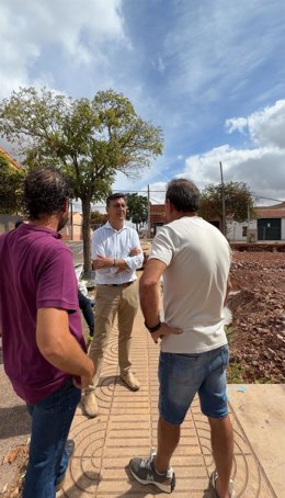 El concejal de obras, Víctor Bazo, visita el barrio de Aldea Moret para revisar trabajos de poda y las obras del Centro Cívico Santa Lucía