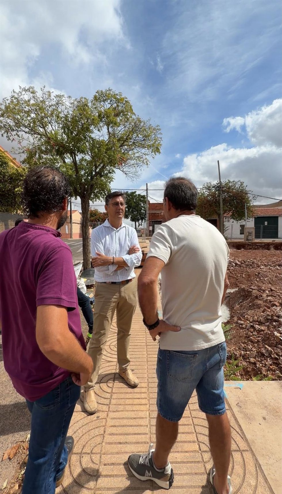 El concejal de obras, Víctor Bazo, visita el barrio de Aldea Moret para revisar trabajos de poda y las obras del Centro Cívico Santa Lucía
