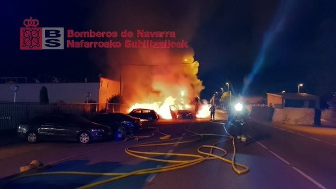 Un incendio en un camión se propaga a dos coches aparcados cerca de una gasolinera en Marcilla.