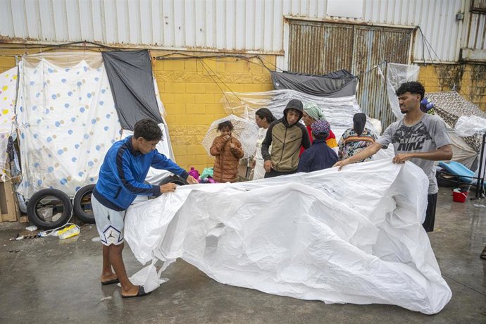 Inmigrantes acampados en las naves del Tarajal.