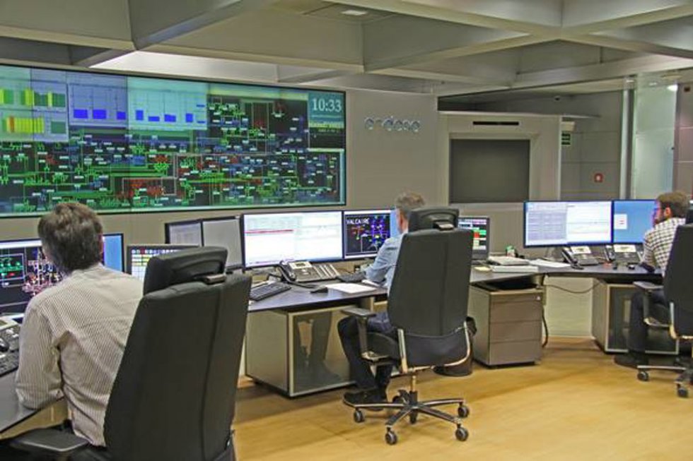 Archivo - Imagen de archivo del Centro de Control de Endesa en Sevilla.