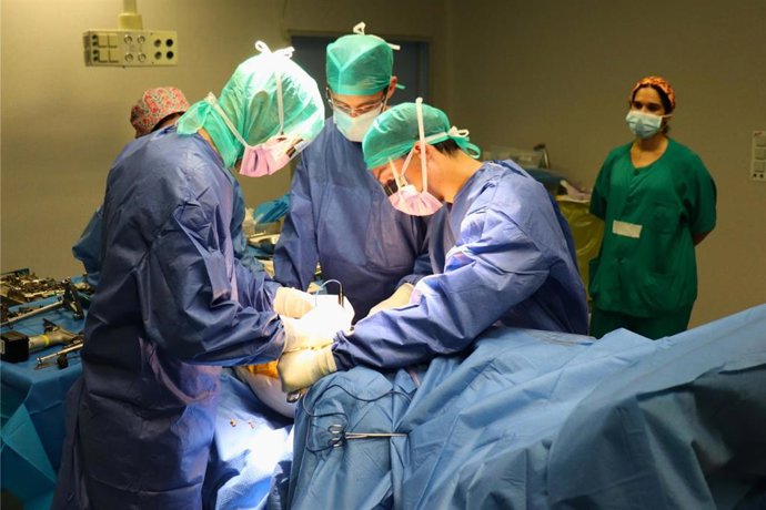 El Hospital San Juan de Dios del Aljarafe realiza cirugías de prótesis en ambas caderas en una sola operación