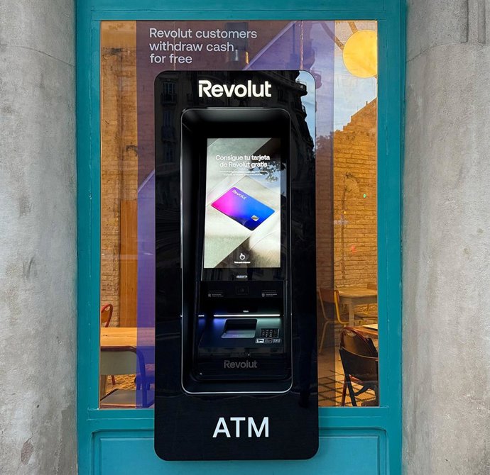 Archivo - Cajero de Revolut.