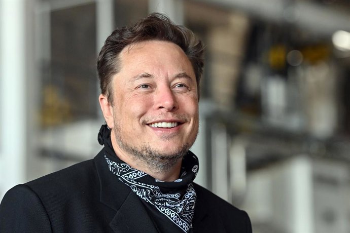 Archivo - Arquivo - ARQUIVADO - 13 de agosto de 2021, Brandemburgo, Grünheide: Elon Musk, CEO da Tesla, em pé durante uma coletiva de imprensa na Gigafábrica da Tesla. Elon Musk quer adquirir a plataforma do Twitter. Elon Musk está considerando uma visita