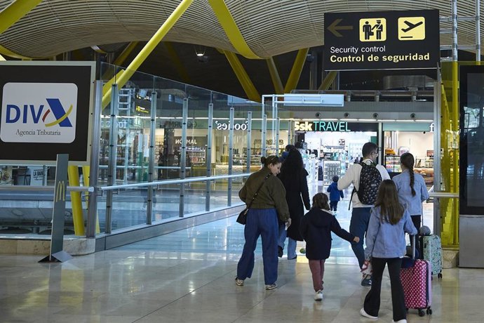 Archivo - Viajeros en la Terminal T4 del Aeropuerto Adolfo Suárez Madrid-Barajas, a 30 de marzo de 2026, en Madrid (España).