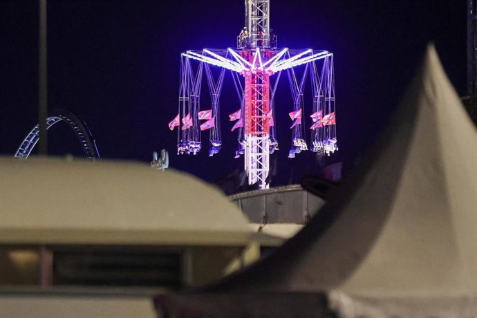 Personas atrapadas en un carrusel por un fallo mecánico durante una feria en la ciudad de Hamburgo, en el norte de Alemania