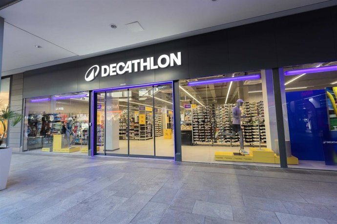 Imagen de la tienda de Decathlon en el centro comercial Splau de Cornellà de Llobregat