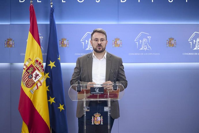 Archivo - El diputado del Grupo Parlamentario Plurinacional SUMAR, Alberto Ibáñez Mezquita, durante una rueda de prensa, en el Congreso de los Diputados, a 12 de mayo de 2026, en Madrid (España).