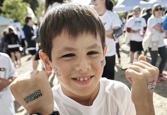 Niño participando en la Carrera CRIS Cáncer.