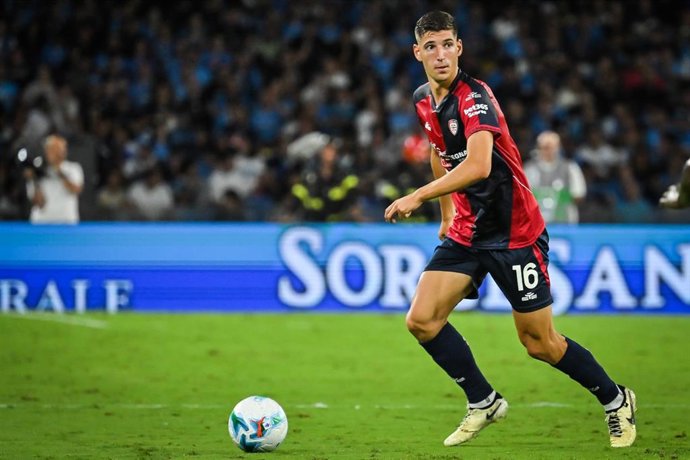 Archivo - El futbolista italiano Matteo Prati disputando con el Cagliari italiano el encuentro ante el Napoli de la Serie A.