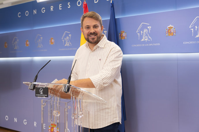 El portavoz adjunto de Sumar en el Congreso de los Diputados y miembro de Compromís, Alberto Ibáñez, durante una rueda de prensa en el Congreso de los Diputados, a 26 de agosto de 2026, en Madrid (España).