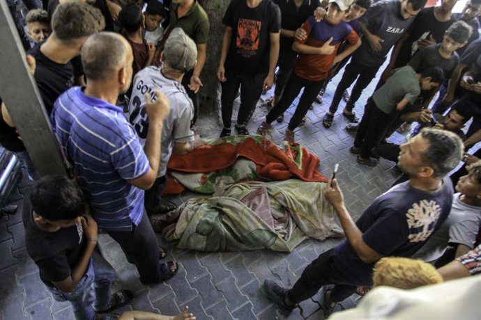 Palestinos trasladan a un hospital a varios muertos por un ataque de Israel contra la Franja de Gaza en agosto de 2026, a pesar del acuerdo de alto el fuego alcanzado en octubre de 2025 (archivo)