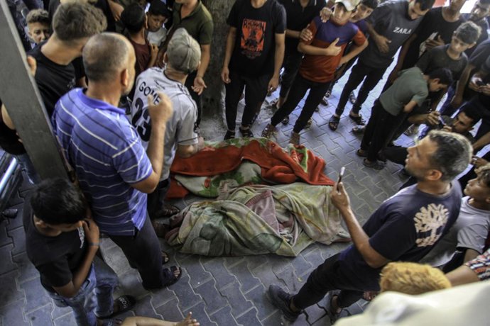 2 de agosto de 2026: Palestinos mortos e feridos chegaram ao Complexo Médico Al-Shifa após um ataque aéreo israelense ter atingido um grupo de pessoas na parte oeste da cidade de Gaza na noite de 2 de agosto de 2026. Equipes de emergência transportaram as