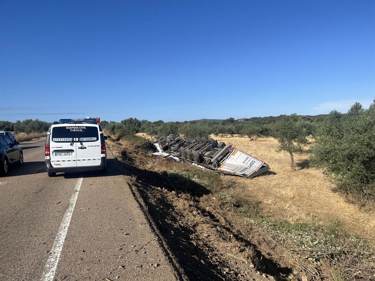 El conductor de un camión cargado de polietileno resulta herido leve tras una salida de vía en Fregenal