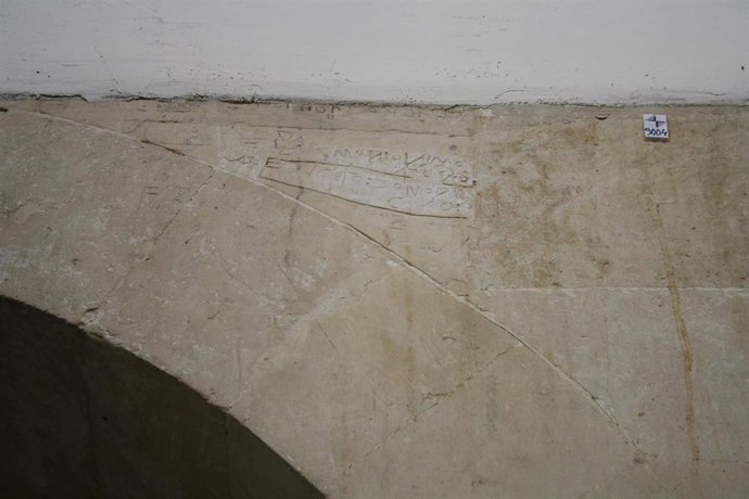 Una investigadora de la ULE rastrea las huellas medievales de los grafitis.