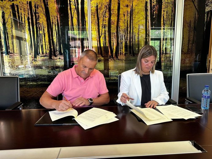 El alcalde de Morcín, Maximino García, y la vicepresidenta del Principado, Gimena Llamedo.