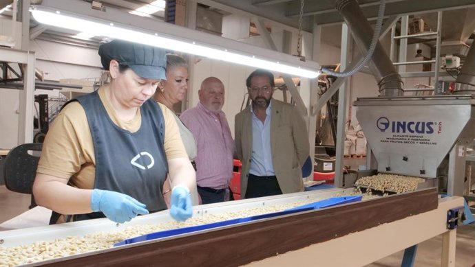 El delegado de la Junta en Granada, Antonio Granados, junto a la delegada de Agricultura, Pesca, Agua y Desarrollo Rural, Carmen Lidia Reyes, han visitado las instalaciones de Almendras Donaire, empresa líder en el sector almendrero en la provincia.