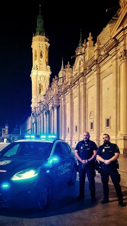 Agentes de la Policía Nacional que han evitado que una mujer se lanzara al vacío desde una ventana de un noveno piso en el centro de Zaragoza