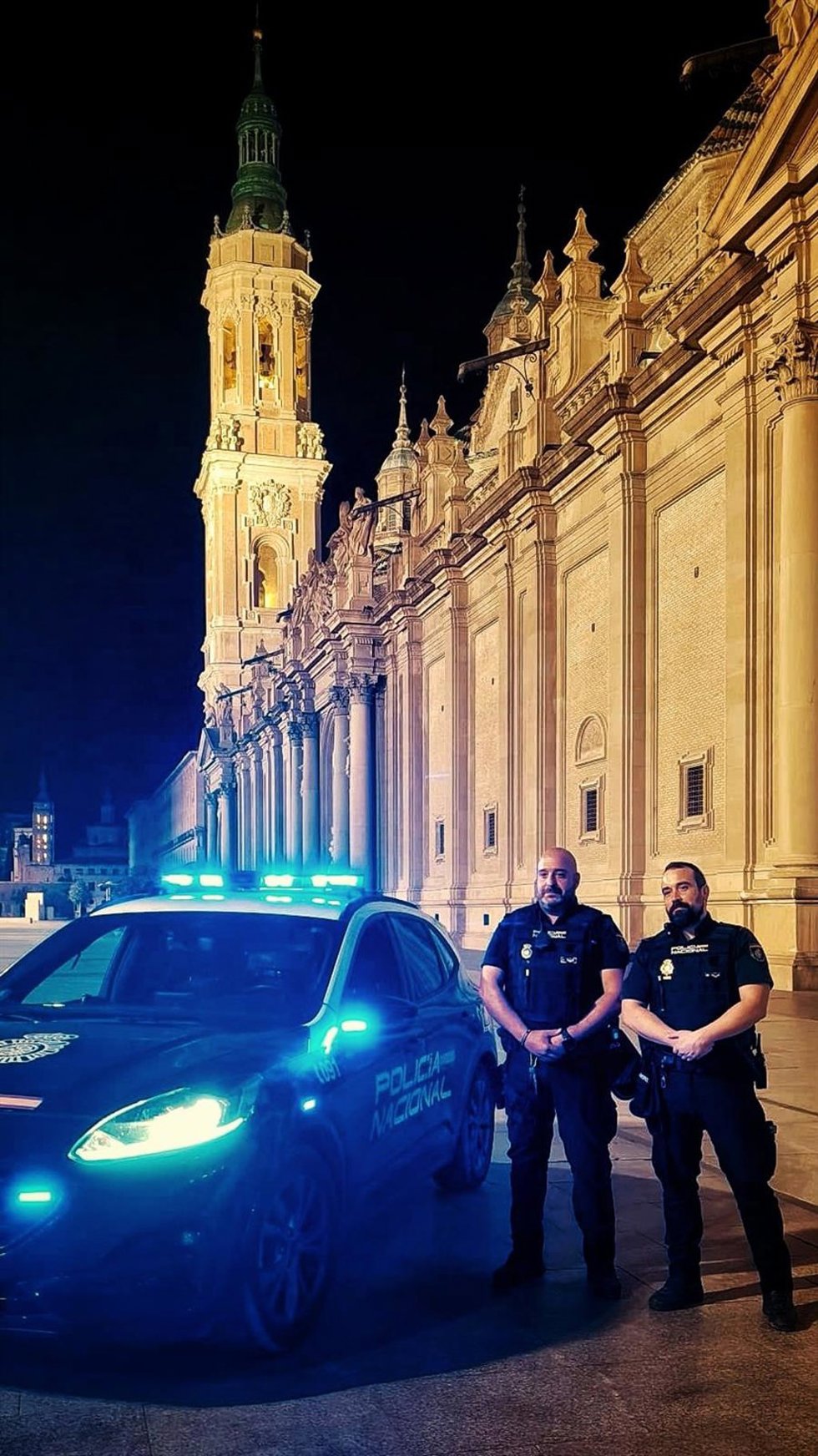 Agentes de la Policía Nacional que han evitado que una mujer se lanzara al vacío desde una ventana de un noveno piso en el centro de Zaragoza